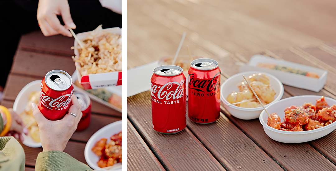 좌측에는 야시장 음식을 즐기면서 함께 마시는 코카-콜라의 모습이 담긴 이미지가 위치해있고, 우측에는 여러 야시장 음식과 함께 코카-콜라와 코카-콜라 제로가 데크 위에 올라가 있는 이미지가 위치해있다.