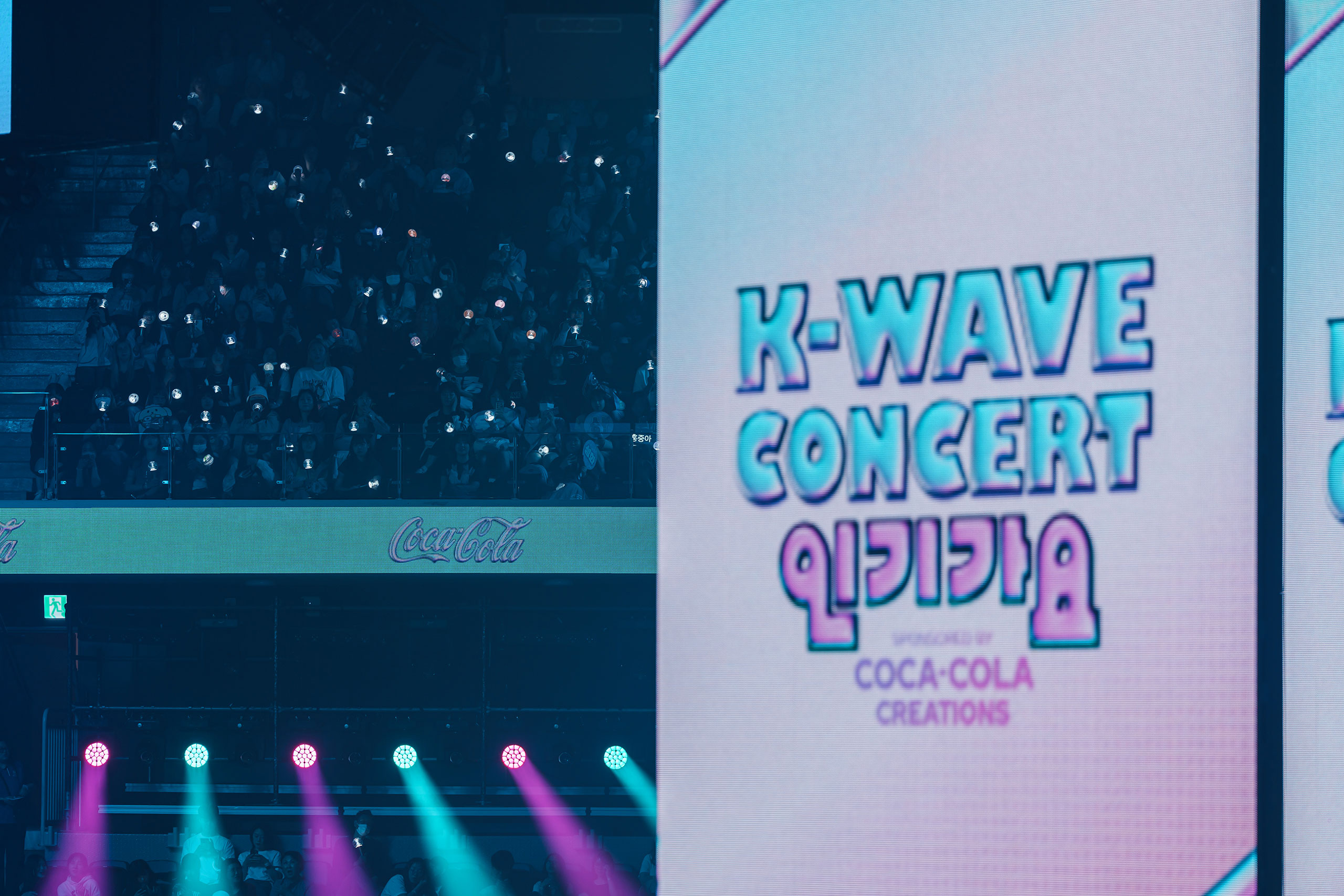 응원봉을 들고 있는 팬들의 모습과 K-Wave 콘서트 <인기가요>의 대표 이미지가 함께 위치해있다