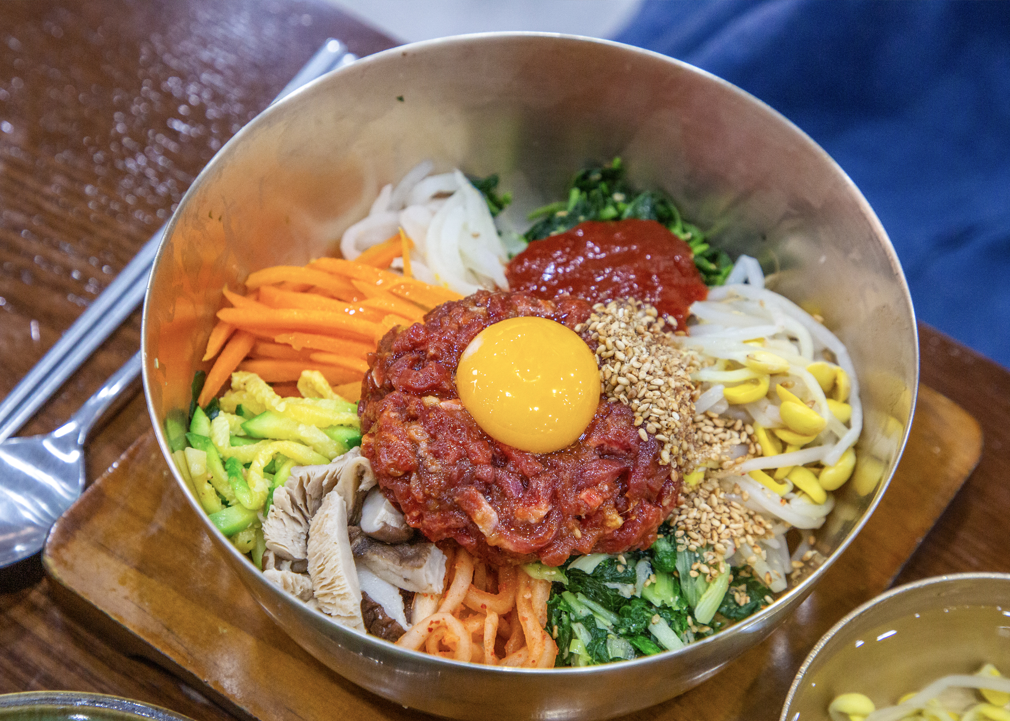 전주 한국관의 놋그릇에 안에 있는 육회 비빔밥의 모습