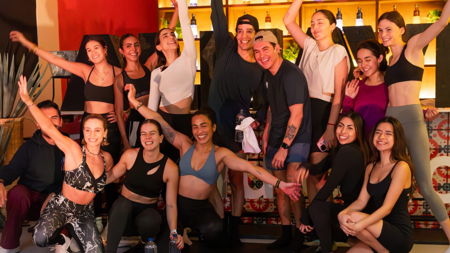 Un grupo de personas sonrientes en ropa deportiva posa para una foto.