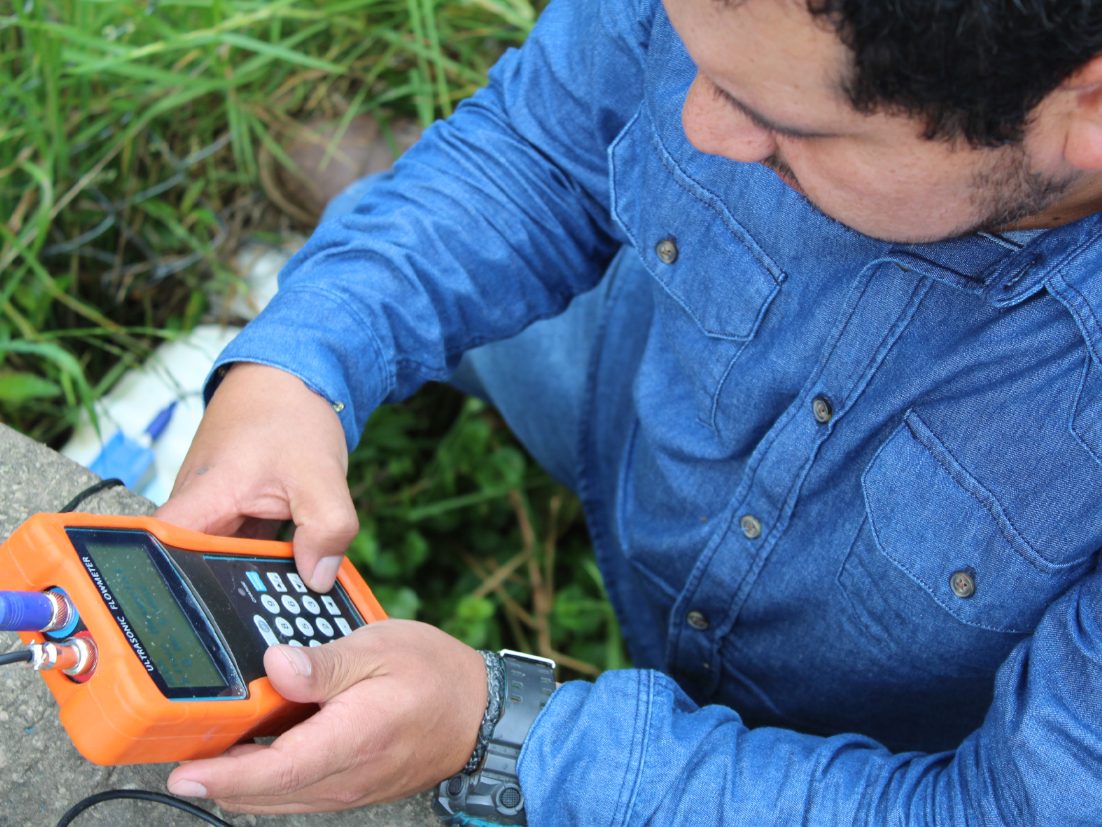 Imagen de un hombre con un medidor electronico en la mano