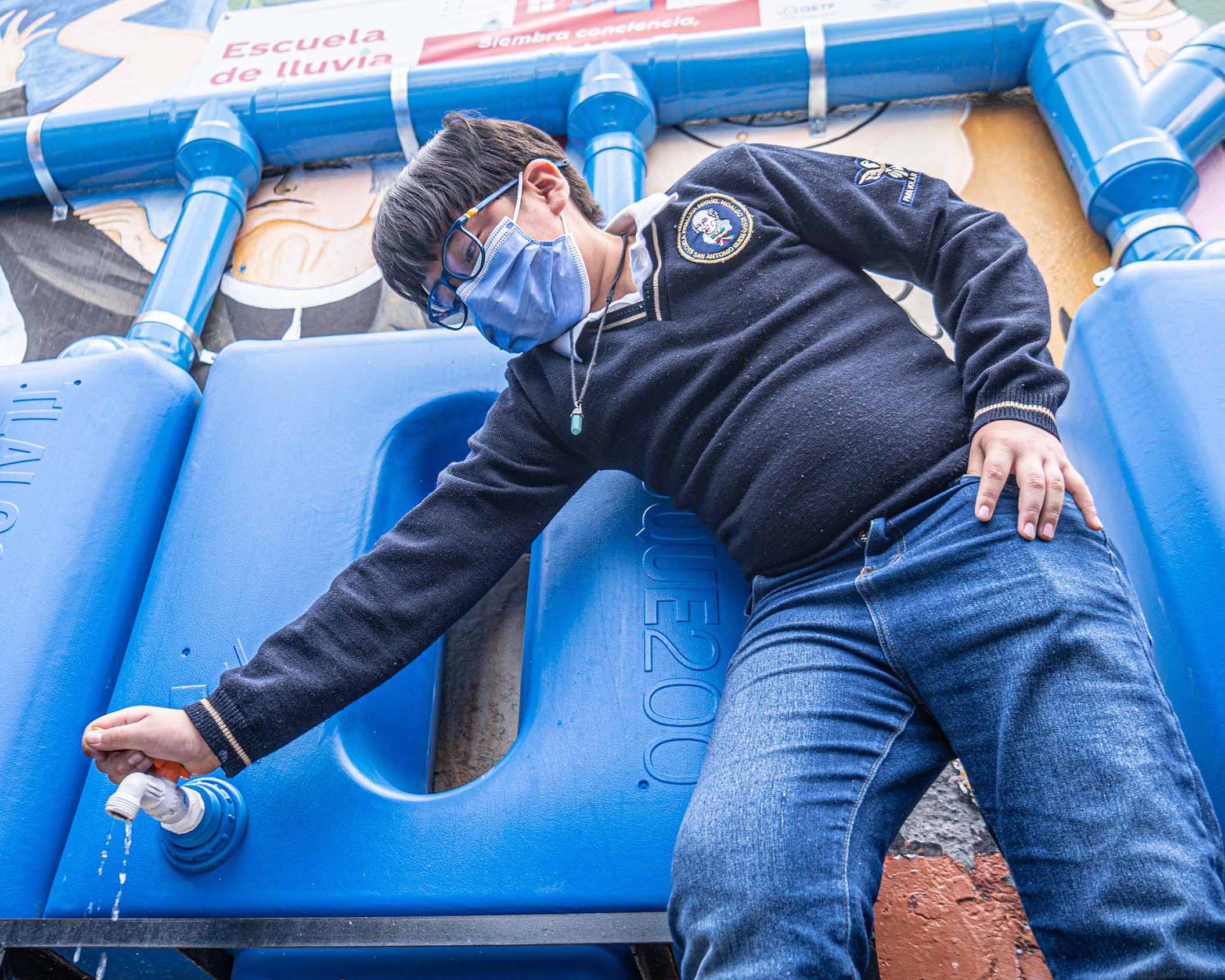 Imagen de un niño cerrando una canilla