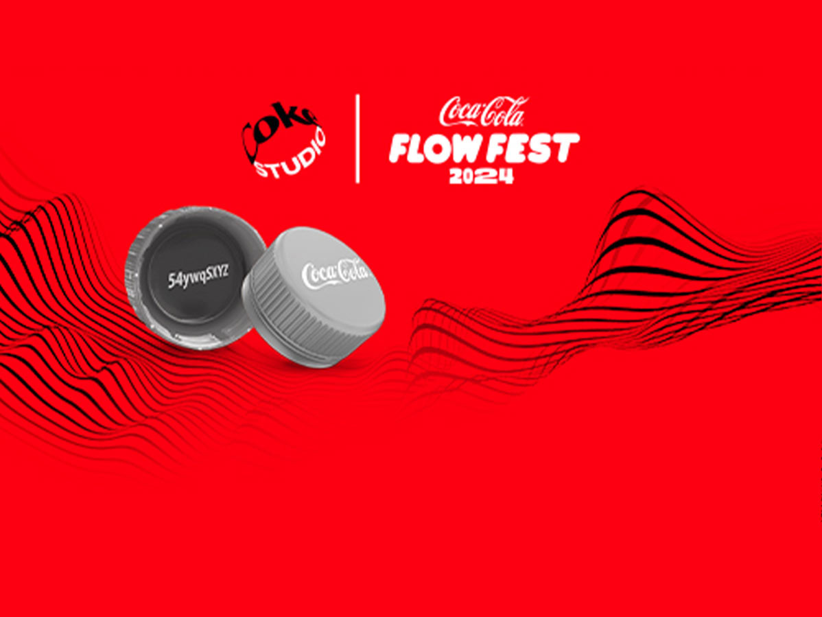 Dos tapas de botella de Coca-Cola sobre fondo rojo con ondas negras y el logotipo de Flow Fest 2024.