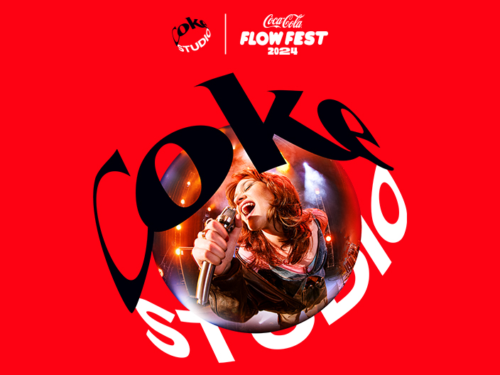 Mujer cantando en un escenario con el logotipo de Coke Studio y Flow Fest 2024.