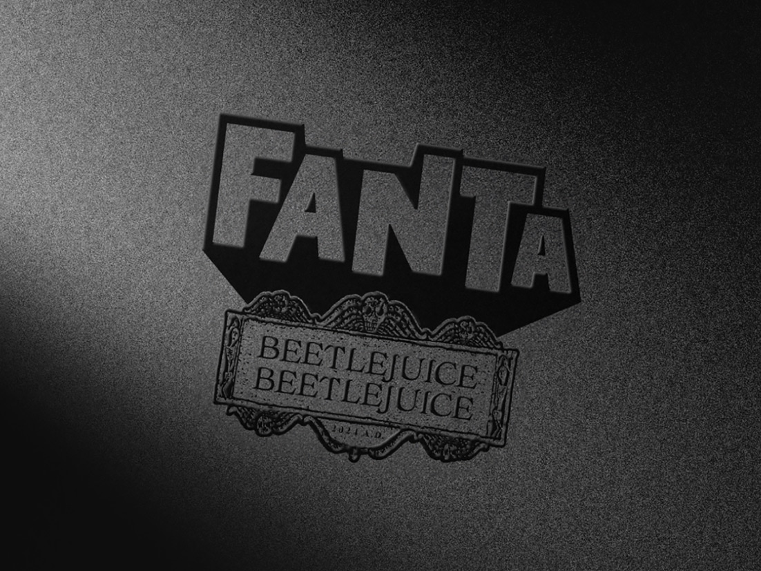 Logo de la edición limitada de Halloween de Fanta Beetlejuice, con una estética vintage en blanco y negro espeluznante.