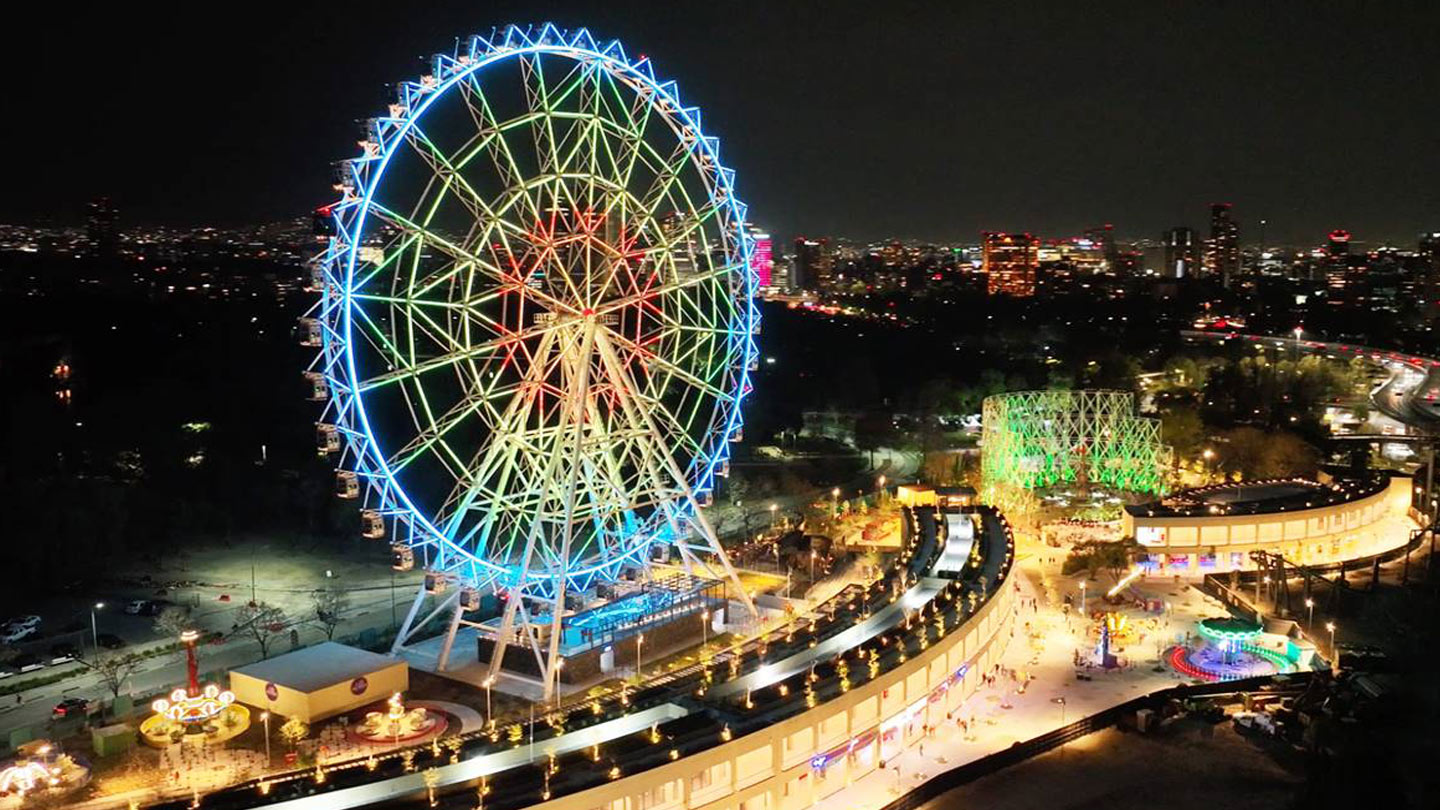 Rueda de la fortuna del parque Aztlán de noche.