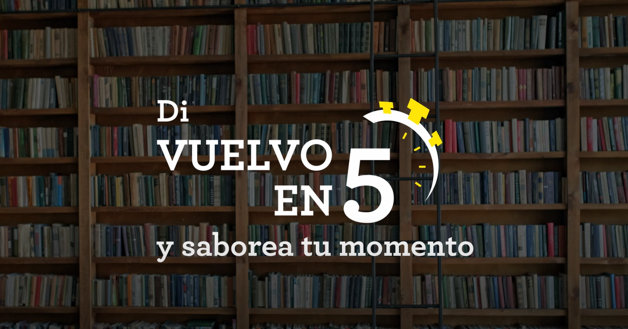 Imágen de una biblioteca con el txto "dí vuelvo en 5 y saborea tu momento"