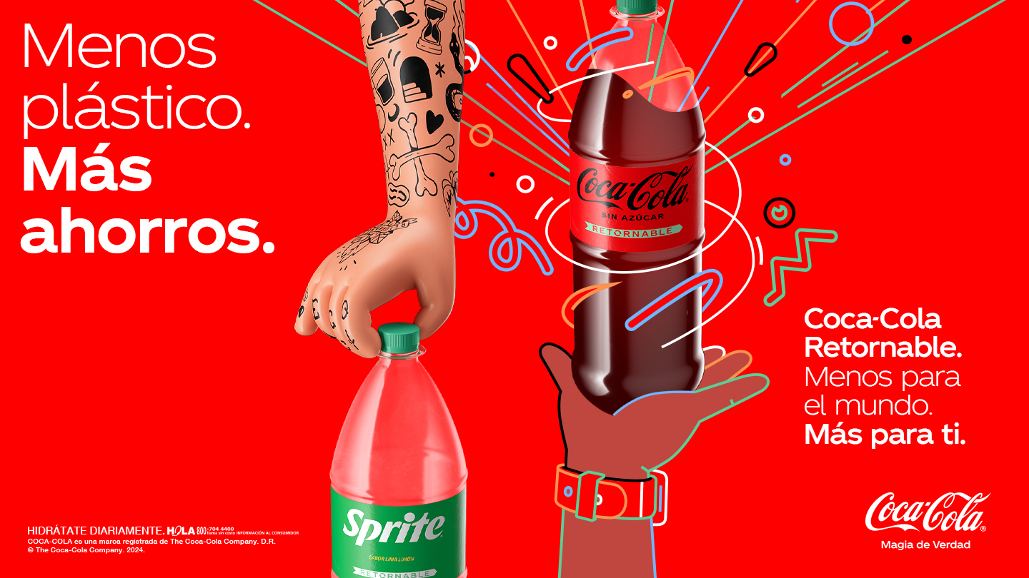 Un brazo sostiene una botella de Coca-Cola Retornable y otro brazo sostiene una botella de Sprite Retornable sobre un fondo rojo. Se puede leer las leyendas Menos plástico. Más ahorros y Coca-Cola Retornable. Menos para el mundo. Más para ti. En la esquina inferior derecha se observa el logo de Coca-Cola.