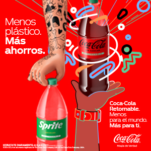 Un brazo sostiene una botella de Coca-Cola Retornable y otro brazo sostiene una botella de Sprite Retornable sobre un fondo rojo. Se puede leer las leyendas Menos plástico. Más ahorros y Coca-Cola Retornable. Menos para el mundo. Más para ti. En la esquina inferior derecha se observa el logo de Coca-Cola.