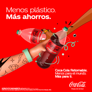 Dos brazos sostienen botellas de Coca-Cola Retornables sobre un fondo rojo. Se puede leer las leyendas Menos plástico. Más ahorros y Coca-Cola Retornable. Menos para el mundo. Más para ti. En la esquina inferior derecha se observa el logo de Coca-Cola.