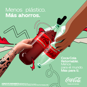 Dos brazos sostienen botellas de Coca-Cola Retornables sobre un fondo verde claro. Se puede leer las leyendas Menos plástico. Más ahorros y Coca-Cola Retornable. Menos para el mundo. Más para ti. En la esquina inferior derecha se observa el logo de Coca-Cola.