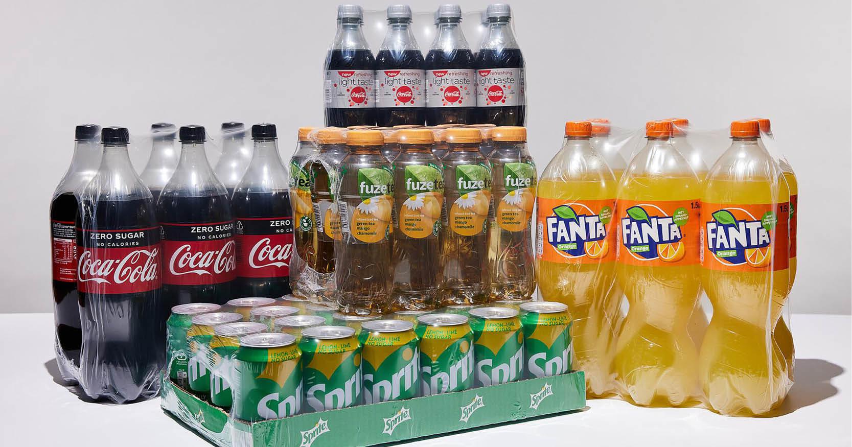 Verschillende drankjes van coca-cola en zijn merken worden bij elkaar gehouden