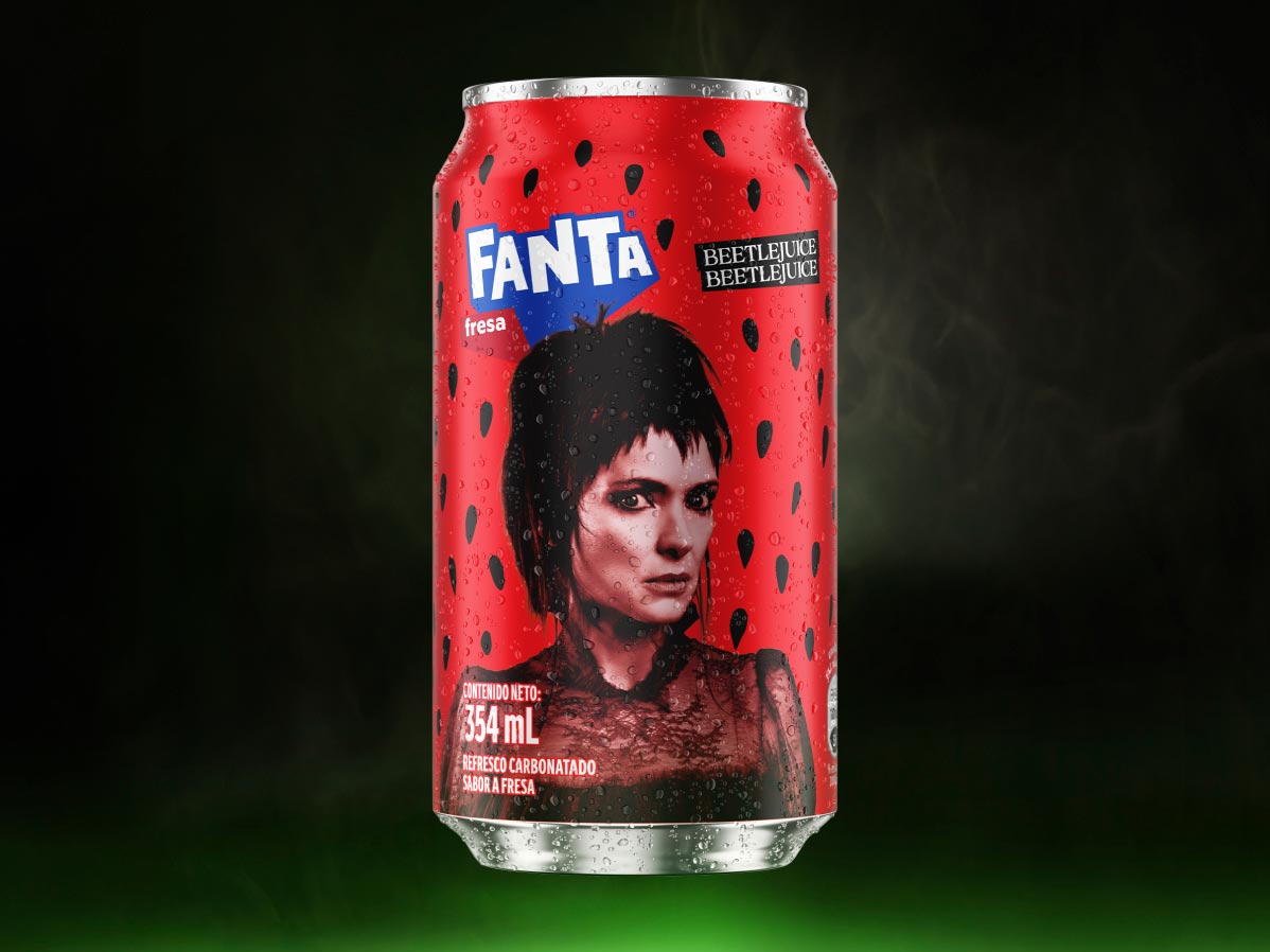 Lata de Fanta Beetlejuice sabor fresa personalizada con Lydia Deetz.