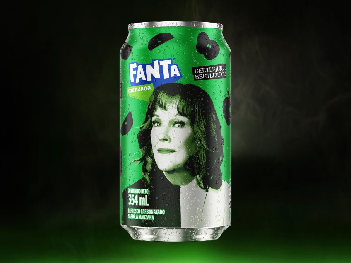 Lata de Fanta Beetlejuice sabor manzana con Delia.