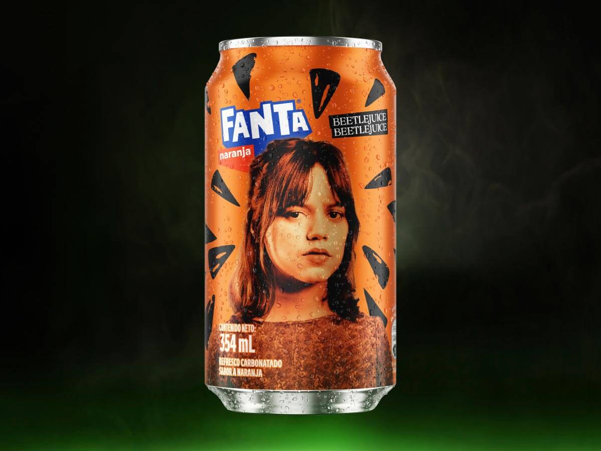 Lata de Fanta Beetlejuice sabor naranja personalizada con Astrid Deetz.