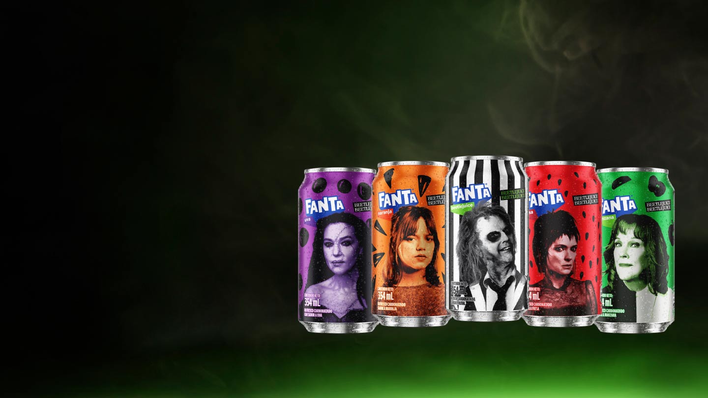 Cinco latas de Fanta de la edición limitada de Beetlejuice, cada una con un sabor y personaje diferente: uva con Delores, naranja personalizada con Astrid Deetz, la misteriosa Fanta con el Beetlejuice en su etiqueta, Frutilla con Lydia Deetz y Delia con Manzana.