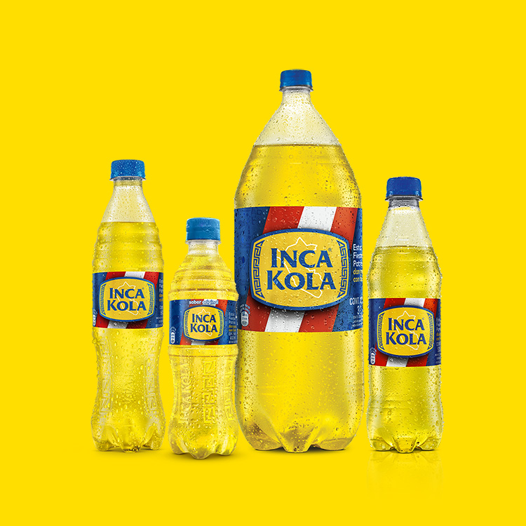 4 botellas de Inca Kola Edición Fiestas Patrias 2024 sobre un fondo amarillo. 