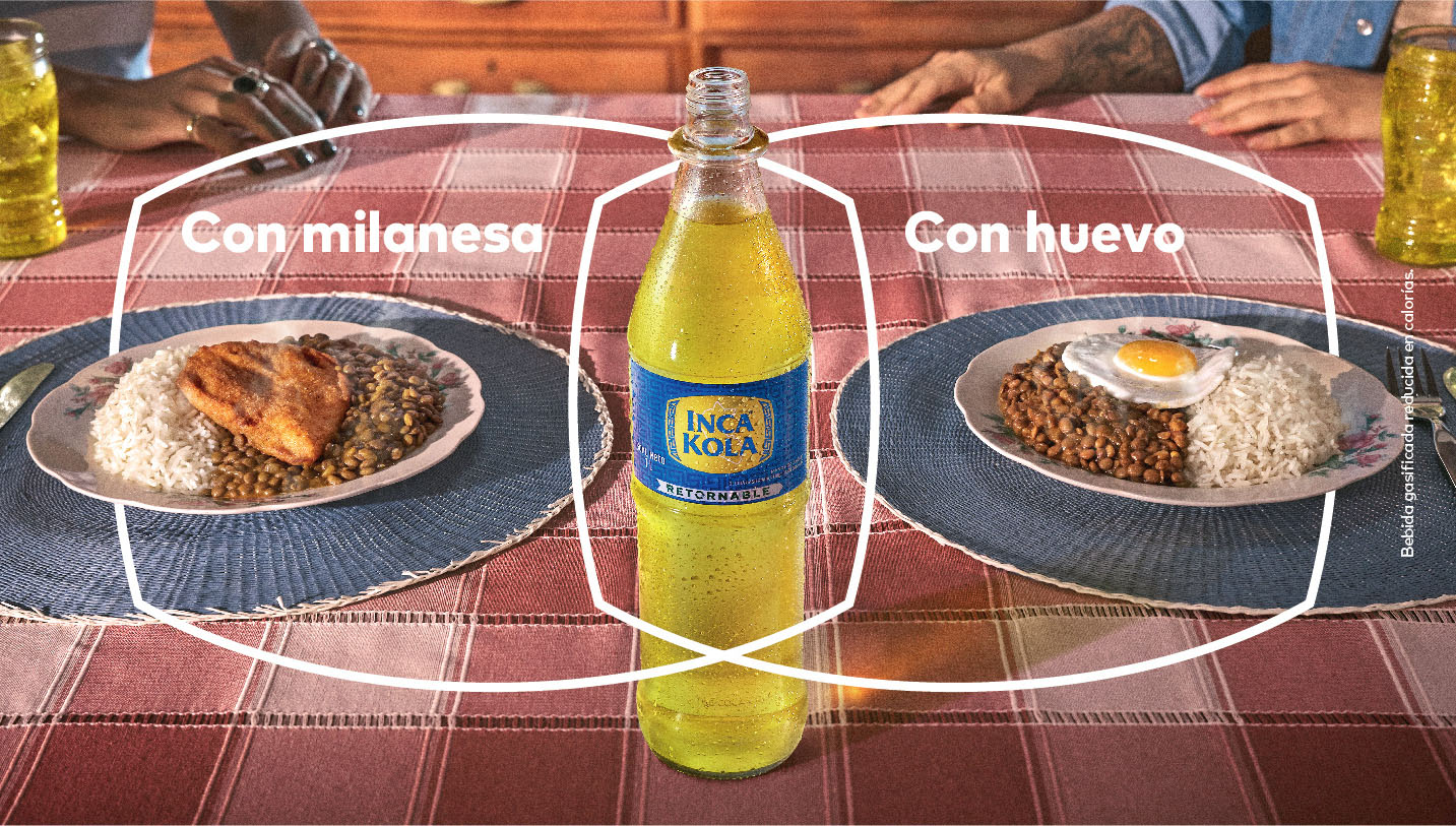 Sobre una mesa están dispuestos dos platos de comida. Uno con Lentejas con Milanesa, y otro con Lentejas con Huevo. Están acompañados por una botella retornable de Inca Kola, y un vaso de vidrio con Inca Kola en su interior.