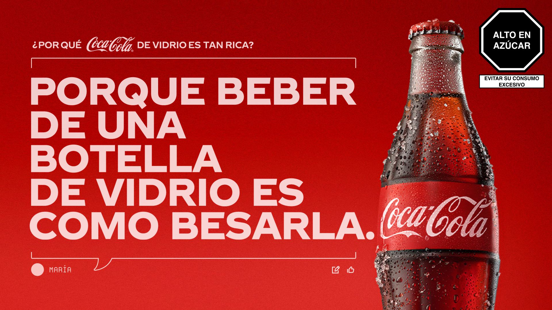 Botella de Coca-Cola de vidrio. El texto pregunta '¿Por qué la Coca-Cola de vidrio es tan rica?' y propone la teoría: 'Porque beber de una botella de vidrio es como besarla'.