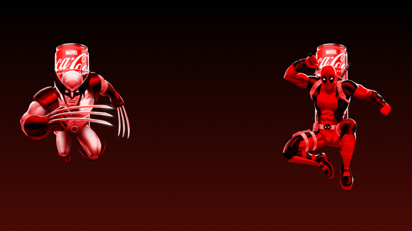 Dos latas de edición limitada de Coca-Cola y Marvel en un fondo rojo oscuro. Wolverine y Deadpool están saltando de las latas para comenzar una batalla.