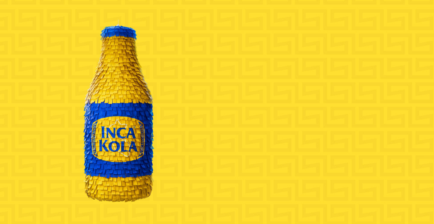 Piñata con forma de botella de Inca Kola sobre fondo amarillo por su 90 aniversario.