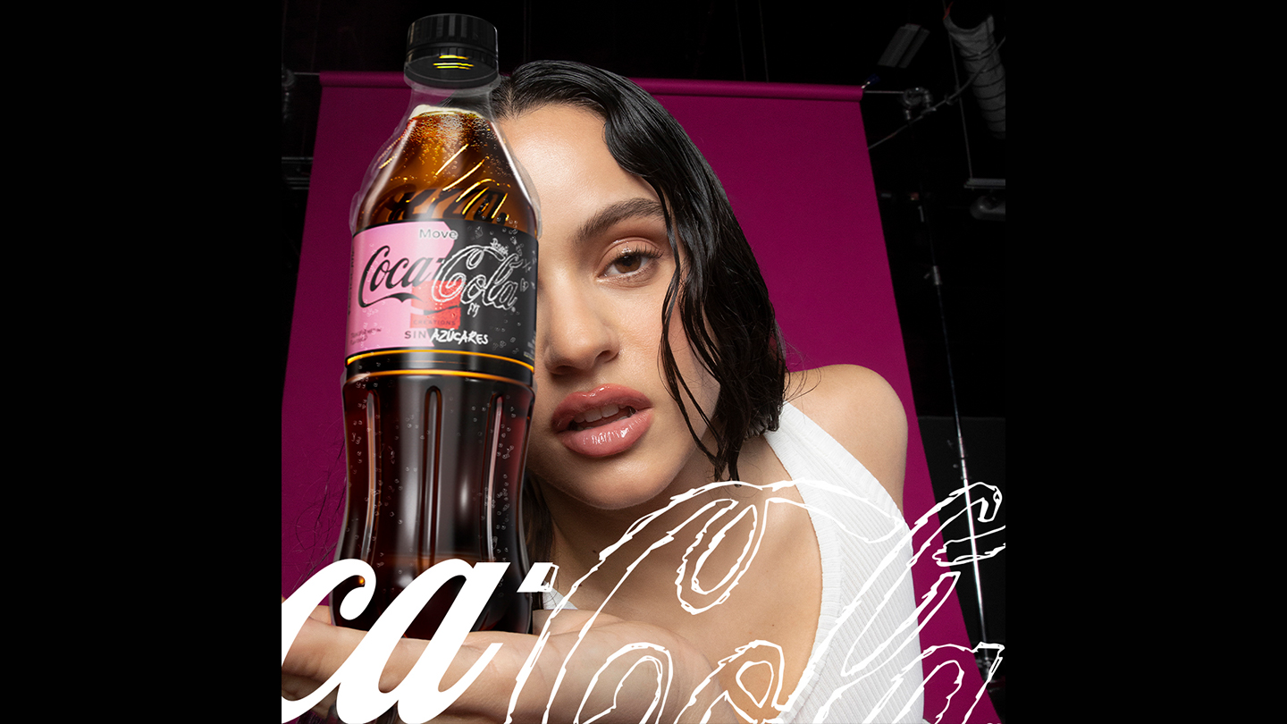 Primer plano de Rosalía con botella de Coca-Cola Move
