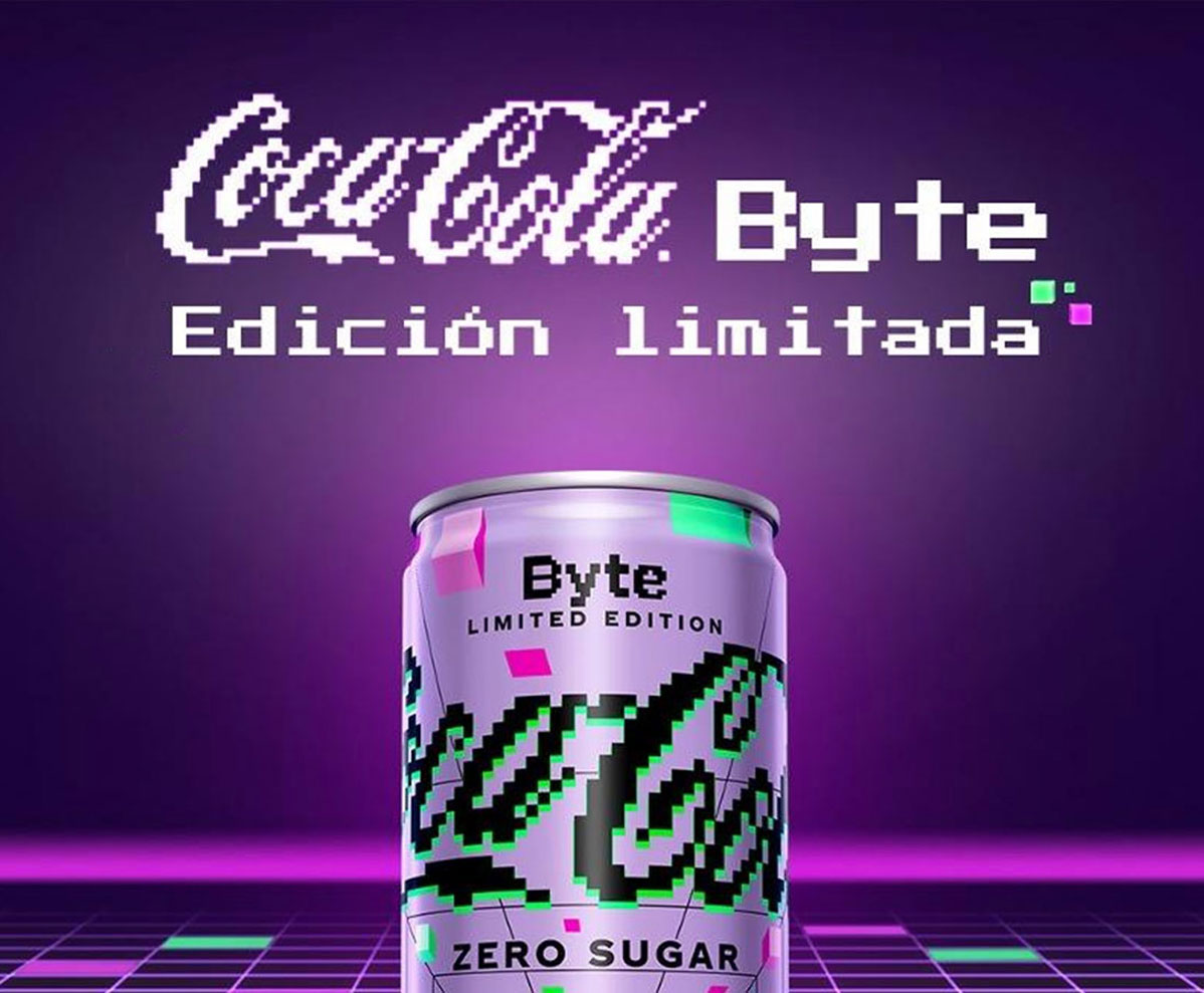 Lata y logo de Coca-Cola Byte sobre fondo cuadriculado