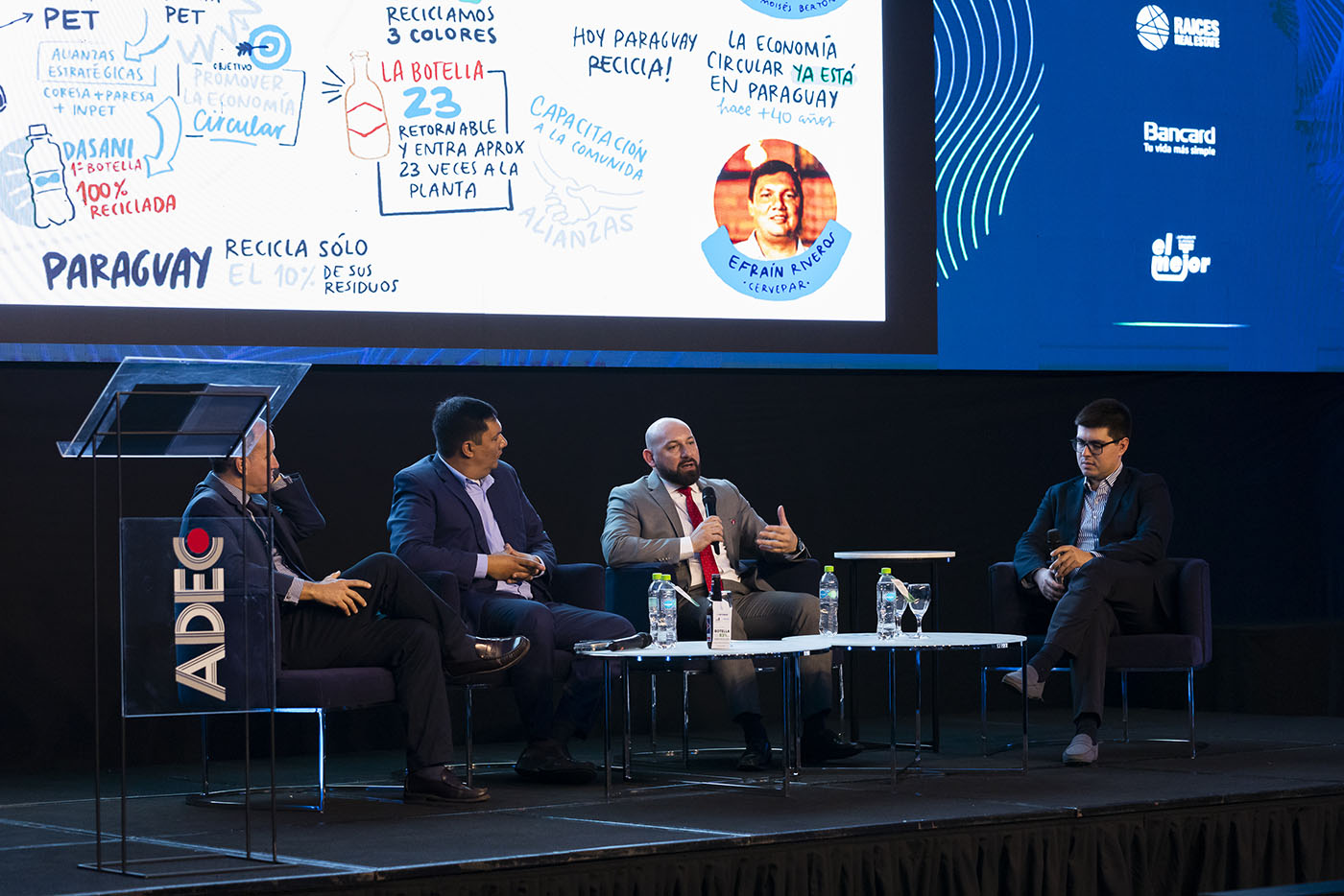 Grupo de personas dando una conferencia