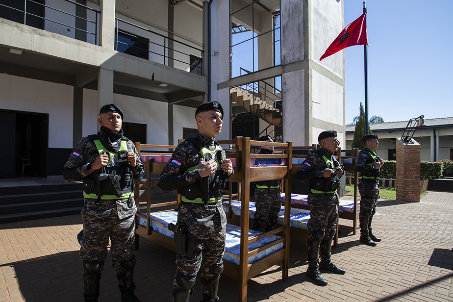 Personal de la policia posando frente a 2 camas donadas