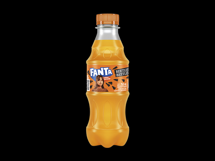 Botella de Fanta Beetlejuice sabor naranja personalizada con Astrid Deetz en la etiqueta.