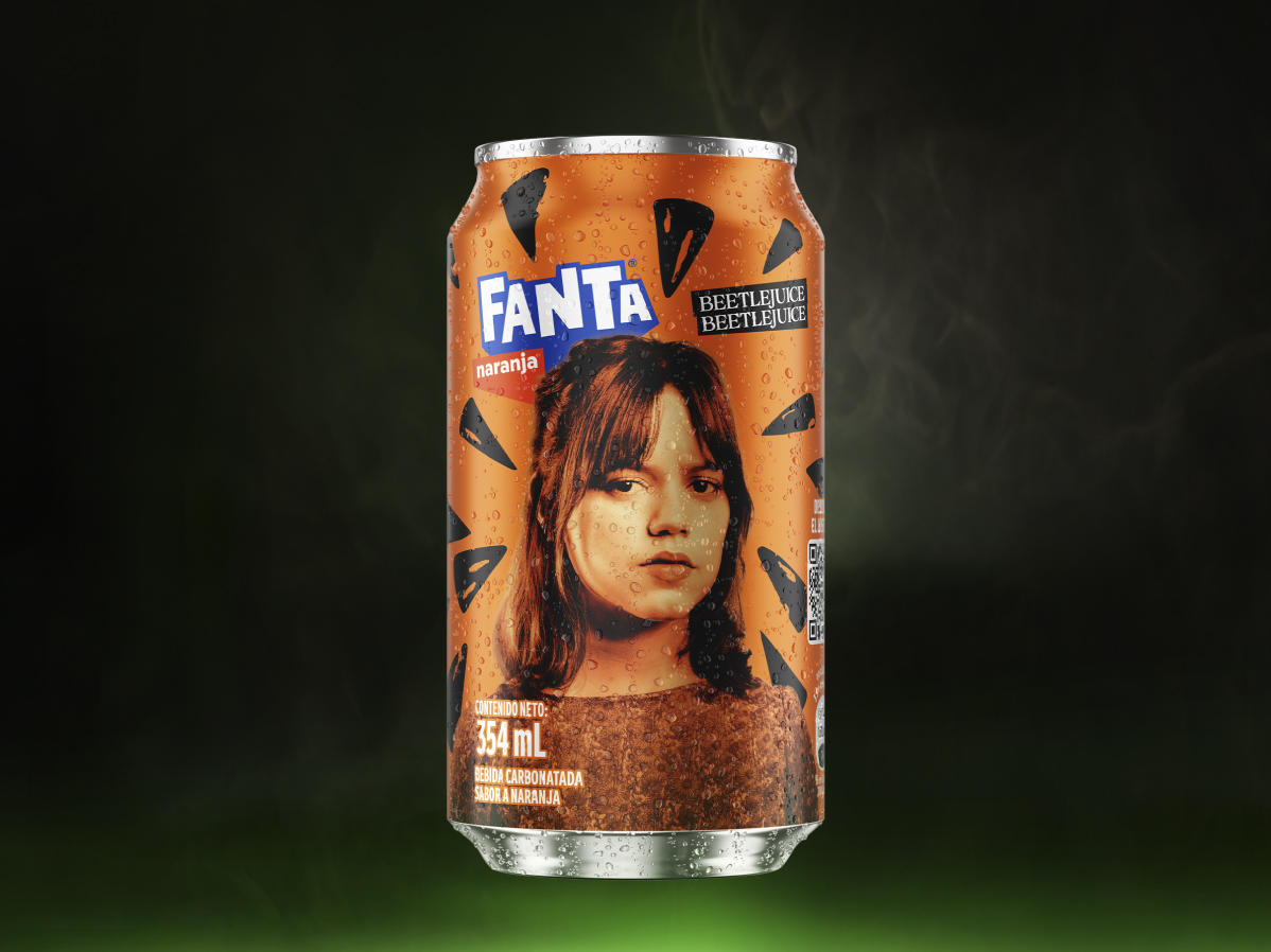 Lata de 354 mL de Fanta Naranja de la edición limitada de Beetlejuice, personalizada con Astrid Deetz.