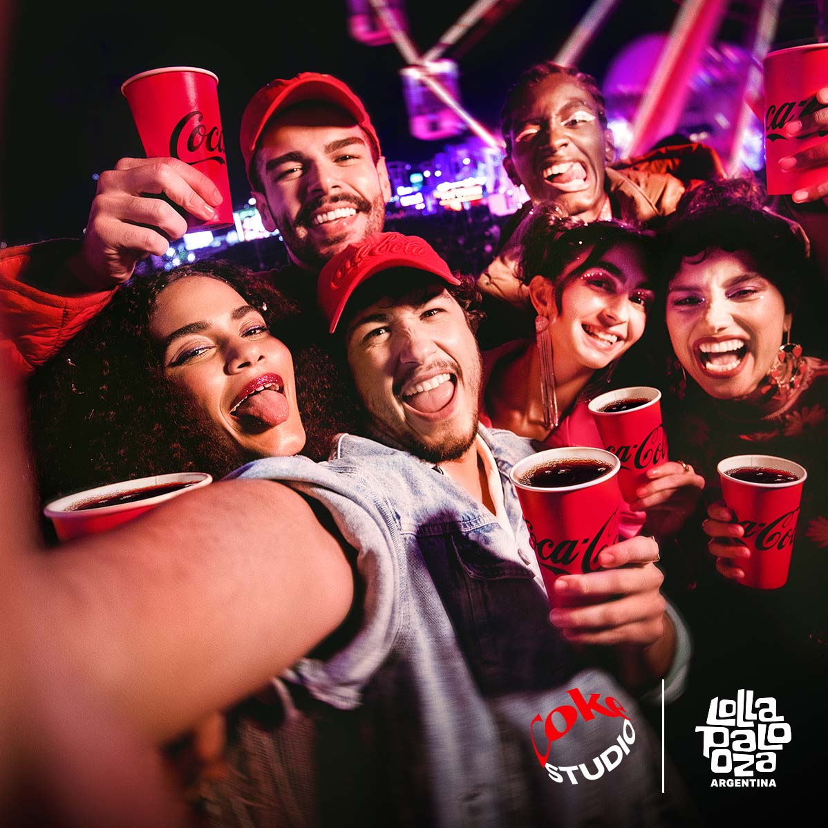 Grupo de jóvenes celebrando en Lollapalooza, sosteniendo vasos de Coca-Cola, en un ambiente lleno de luces y alegría.