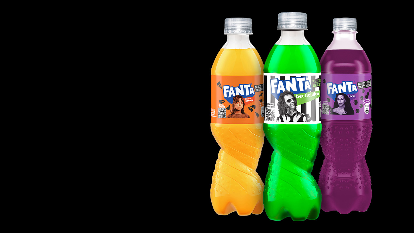 Tres botellas de Fanta de la edición limitada de Beetlejuice, cada una con un sabor y personaje diferente: uva con Delores, naranja personalizada con Astrid Deetz, y la misteriosa Fanta con el Beetlejuice en su etiqueta.